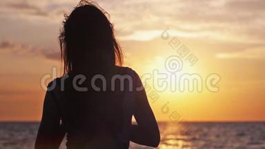 快乐的女孩，长发，手臂张开，享受海滩上的日落。 慢动作。 <strong>1920</strong>x1080